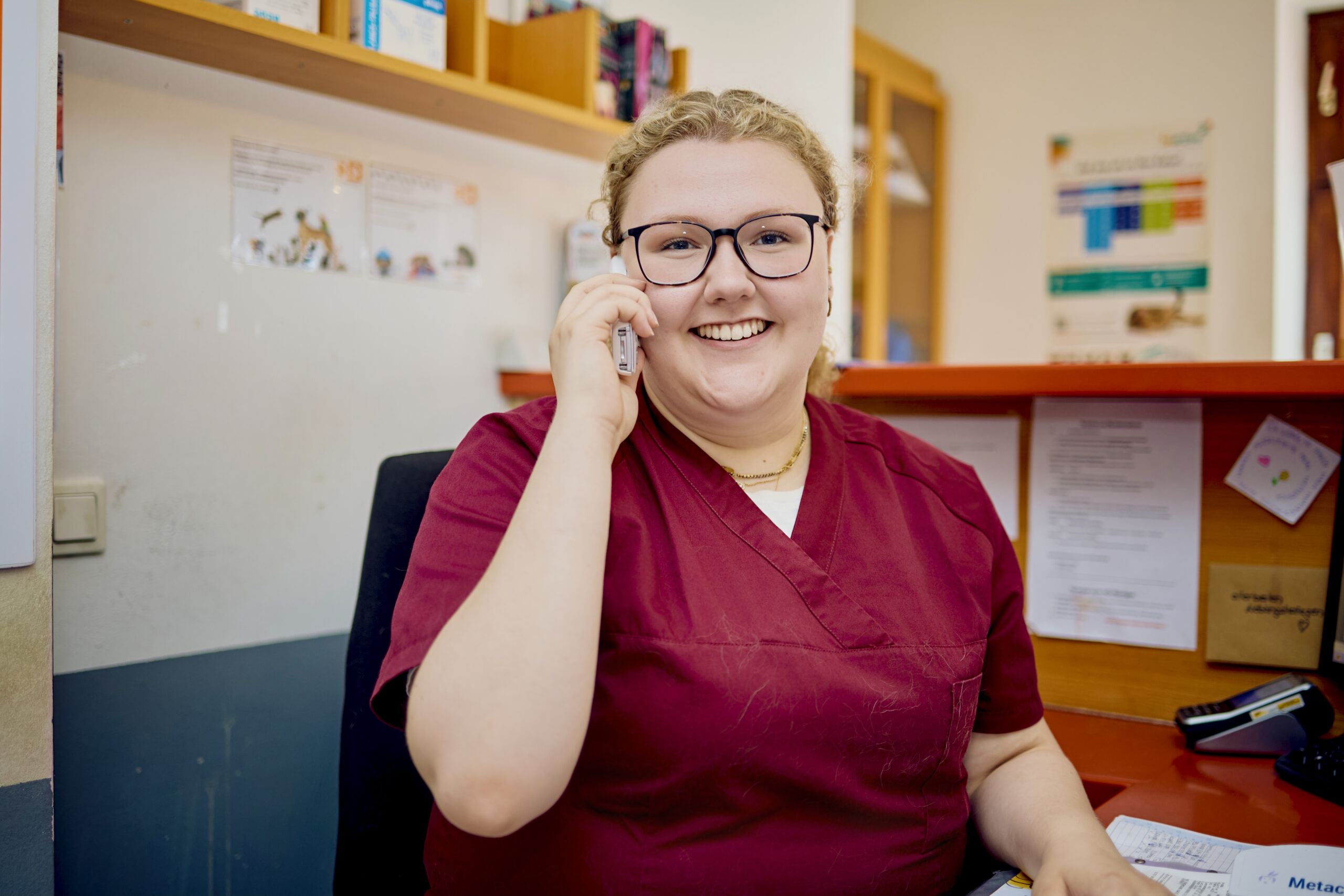 Nele Lemm sitzt am Empfang und telefoniert